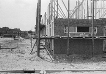 845055 Afbeelding van de bouw van vijftig woningen in de omgeving van het Looplantsoen te Utrecht.